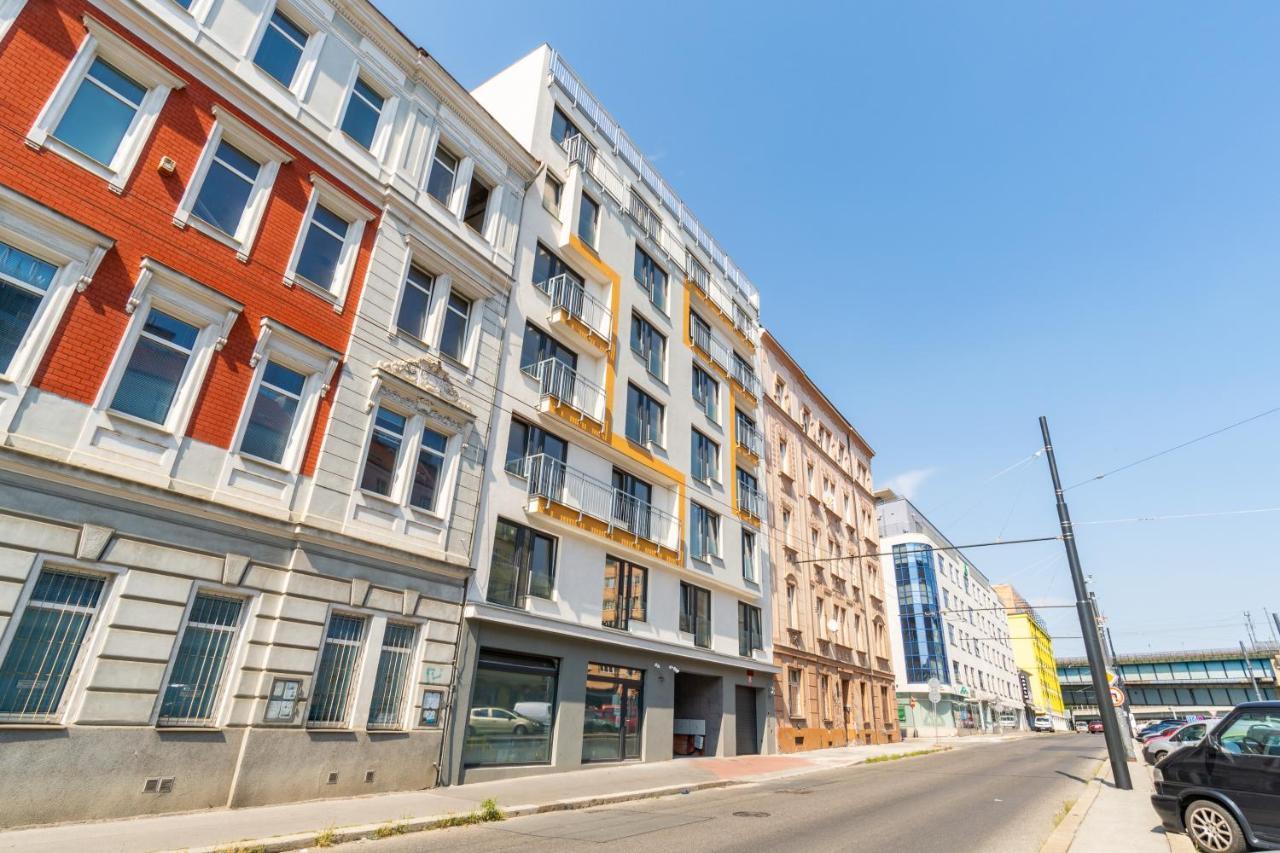 Brand New Two Room Apartment #26 With Free Secure Parking Close To Center Prága Kültér fotó