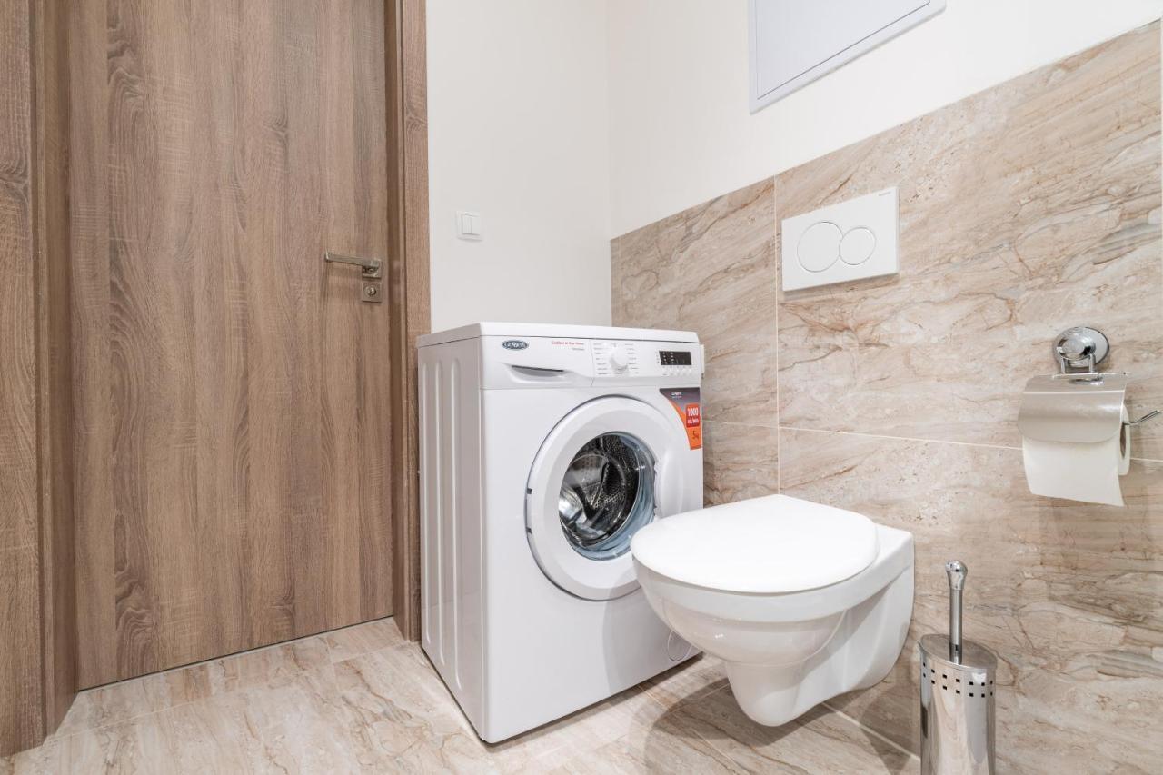 Brand New Two Room Apartment #26 With Free Secure Parking Close To Center Prága Kültér fotó
