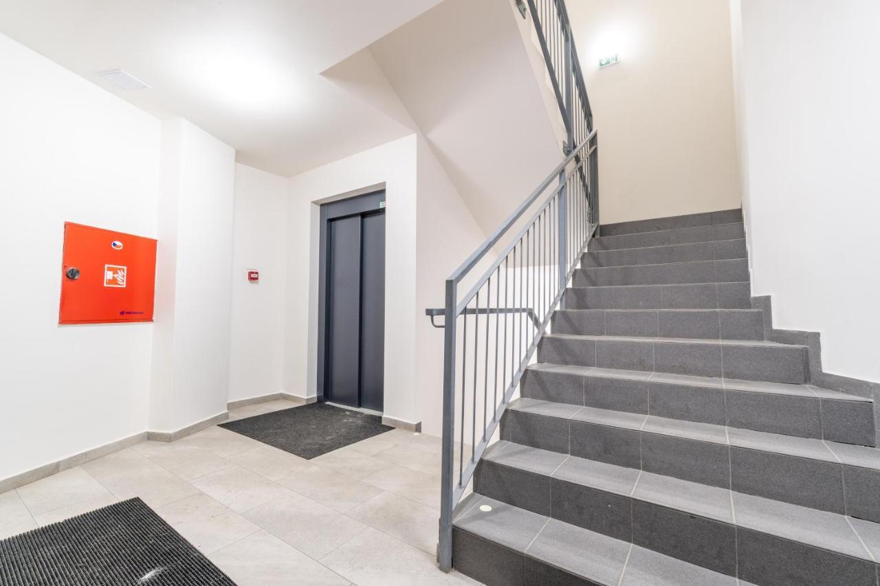 Brand New Two Room Apartment #26 With Free Secure Parking Close To Center Prága Kültér fotó